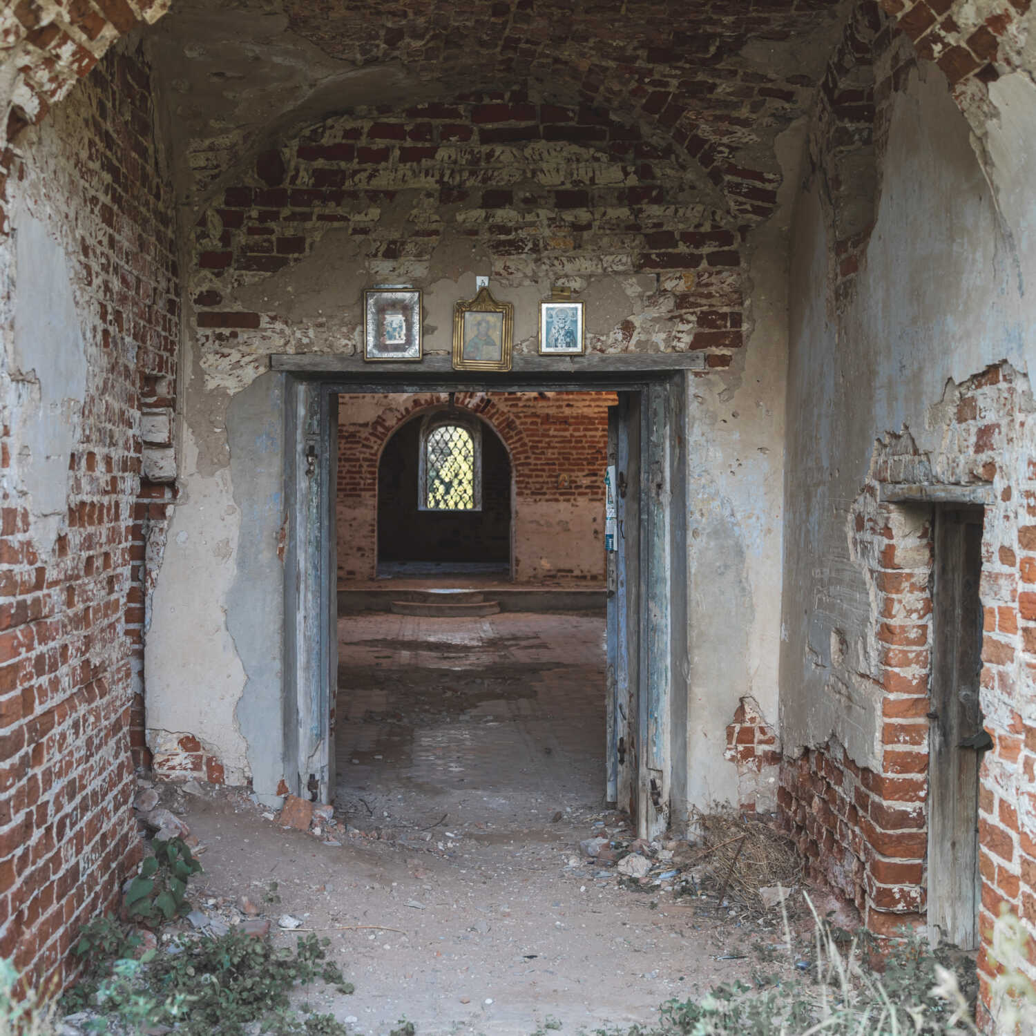 Заброшенная церковь Введения во храм Пресвятой Богородицы в Хохлово (с) Другие Места